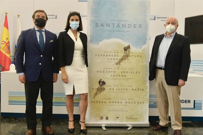 La alcaldesa de Santander, Gema Igual; el presidente del Consejo de Administración de la plaza de toros, Indalecio Sobrino; y el representante de  Lances de Futuro, José María Garzón, en la presentación de los eventos taurinos de la ciudad. Archivo