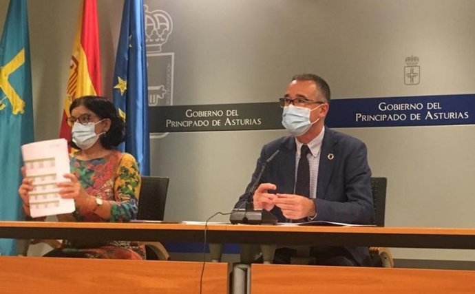 La gerente del Sespa, Concepción Saavedra, y el consejero de Salud, Pablo Fernández Muñiz