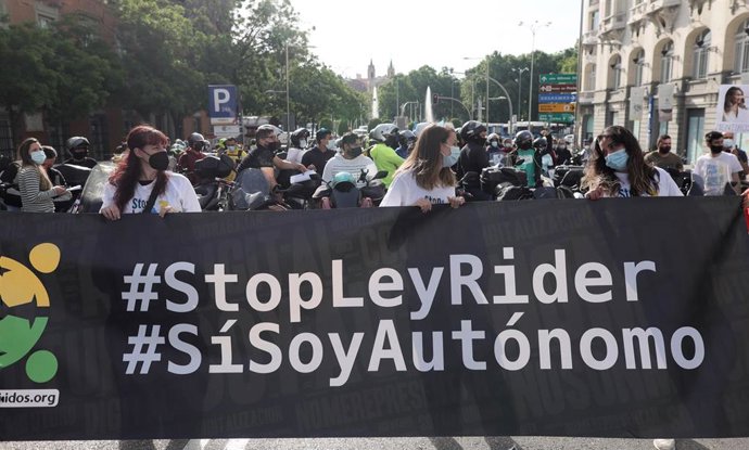 Archivo - Riders acuden con una pancarta donde se puede leer "StopLeyRider", "Sí, soy autónomo" en una concentración convocada frente al Congreso por sus condiciones laborales, a 27 de mayo de 2021, en Madrid, (España). La concentración se produce en la