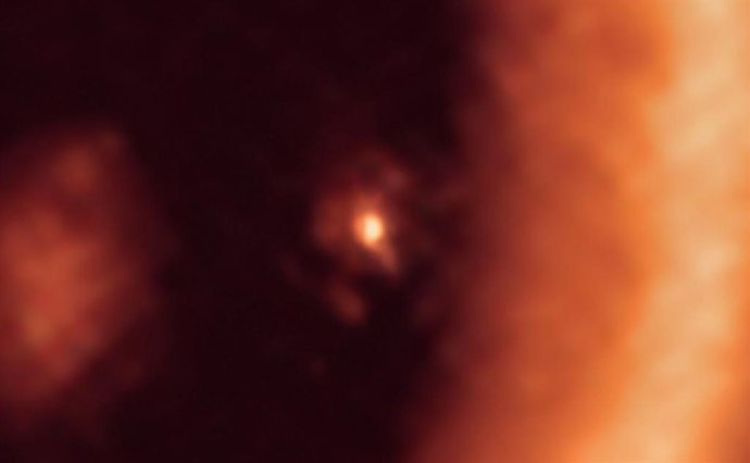 Disco formador de luna alrededor del exoplaneta PDS 70c visto con ALMA
