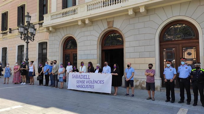 El minuto de silencio guardado en la plaza Sant Roc de Sabadell (Barcelona)