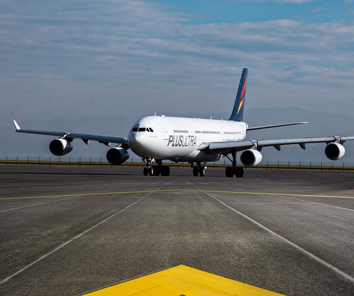 Archivo - Imagen de un avión de Plus Ultra Líneas Aéreas.