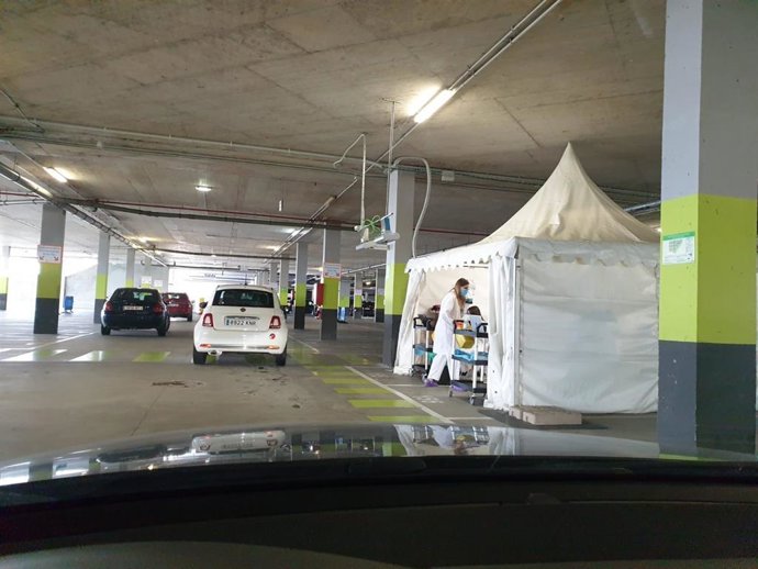 Archivo - Punto de vacunación de COVID-19 en el Parking 3 del HUCA.