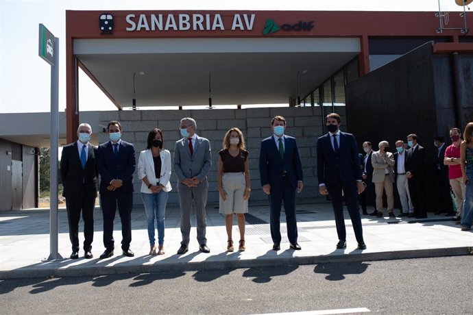 La ministra de Transportes, Raquel Sánchez (3d); Alfonso Fernández Mañueco (2d), y la presidenta de Adif, Isabel Pardo de Vera (3i), en el acto de puesta en funcionamiento de la nueva estación de Sanabria Alta Velocidad .
