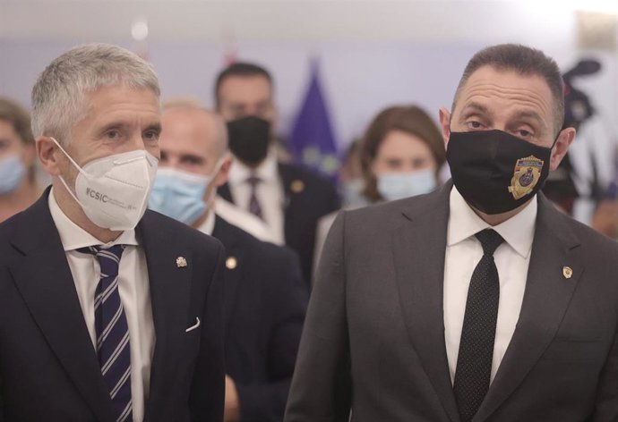 El ministro de Interior, Fernando Grande-Marlaska (i) y su homólogo serbio, Aleksandar Vulin (d), a su llegada a una rueda de prensa, después de una reunión en la sede del Ministerio, a 22 de julio de 2021, en Madrid (España). Los ministros del Interior
