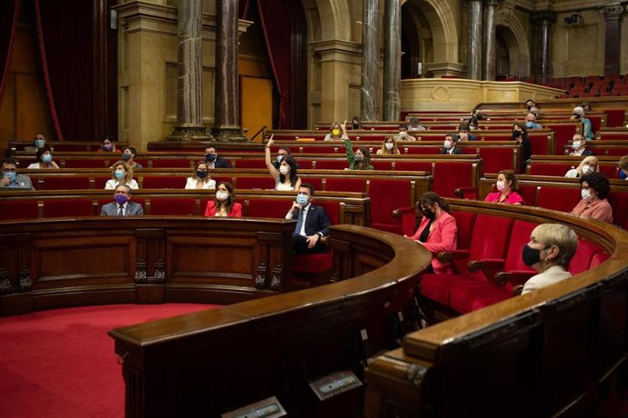 El Parlament pide al Govern con la abstención de ERC y Junts estar en todos los espacios de negociación con el Gobierno