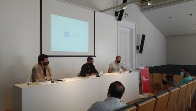 El Ayuntamiento del Prat urge consultar si la ampliación del aeropuerto cumple la norma europea