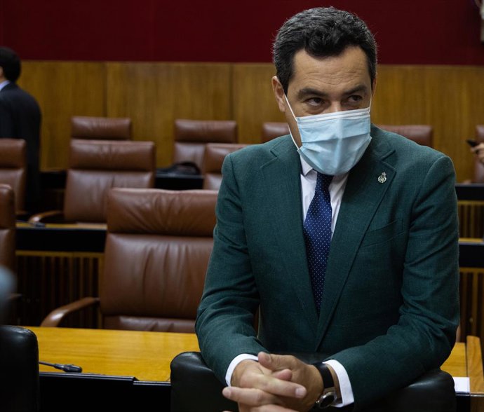 El presidente de la Junta de Andalucía, Juanma Moreno, durante la primera jornada del Pleno del Parlamento de Andalucía.  A 21 de julio de 2021, en Sevilla (Andalucía, España).