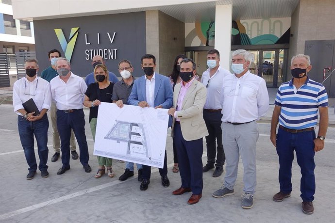 El alcalde de Granada visita el barrio de la Chana.