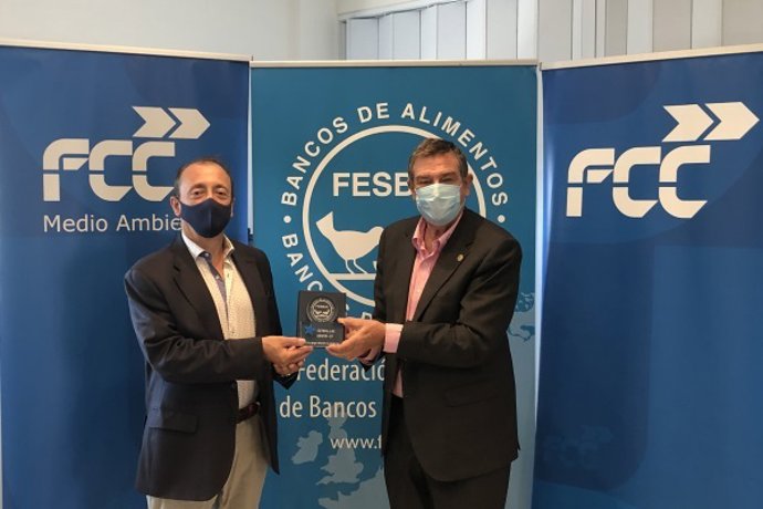 Acto de entrega a FCC del premio Estrellas COVID-19, de FESBAL