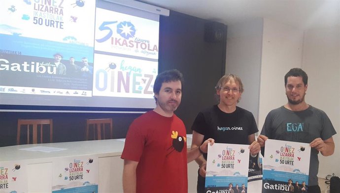 Urko Peral, Unai Gardoki e Iñigo Urrizelki, en la presentación de actividades del 50 aniversario de Lizarra Ikastola.