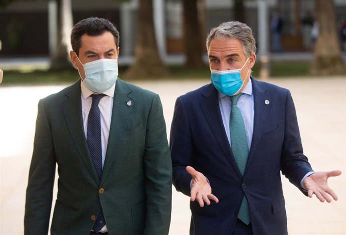 El presidente de la Junta de Andalucía, Juanma Moreno (i), el consejero de la Presidencia, Elías Bendodo (d), en la primera jornada del Pleno del Parlamento de Andalucía. A 21 de julio de 2021, en Sevilla (Andalucía, España).
