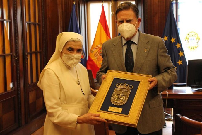 El alcalde de Oviedo, Alfredo Canteli, y la madre superiora de las Siervas de Jesús de la Caridad, Sor Milagros
