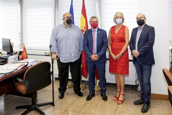 La consejera de Educación y FP, Marina Lombó, y otros miembros de su departamento, reciben al alcalde de Santa Cruz de Bezana, Alberto García