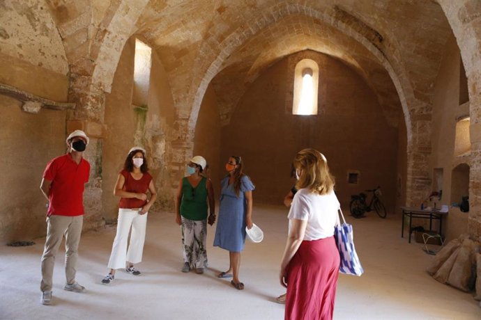 La presidenta del Consell de Mallorca, Catalina Cladera, en su visita a Bellpuig.