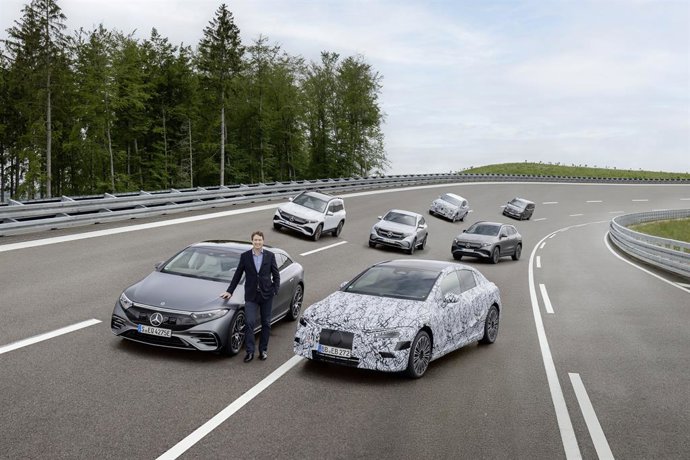 Archivo - Ola Kllenius, consejero delegado de Daimler y Mercedes-Benz, junto con vehículos eléctricos de la empresa.
