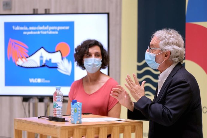 Archivo - El regidor de Turisme e Internacionalización, Emiliano García, presenta en rueda de prensa "Rutes turístiques acompanyades de podcasts".