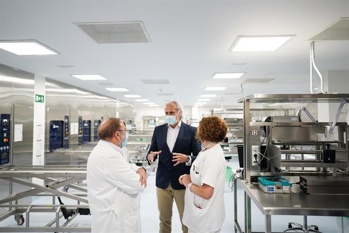 El consejero de Sanidad, Enrique Ruiz Escudero, visita la  central de esterilización de La Paz
