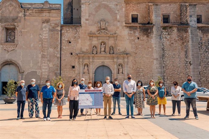 El conseller de Política Territorial, Obras Públicas y Movilidad, Arcadi España,  presenta las nuevas rutas en lun acto que ha contado con la asistencia de alcaldes y alcaldesas de la Ribera