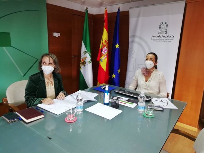 Reunión de la delegada de Turismo en Huelva, María Ángeles Muriel, con municipios costeros.