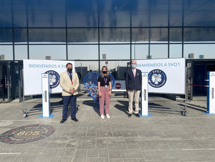 El Servicio Andaluz de Salud y la Confederación de Empresarios de Sevilla instalan un punto de vacunación en el centro logístico de Amazon en Dos Hermanas. 