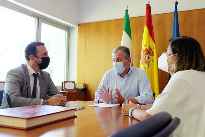 Reunión este jueves entre el delegado territorial de Regeneración, Justicia y Administración Local en Sevilla, Javier Millán, y el alcalde de Tomares (Sevilla), José Luis Sanz