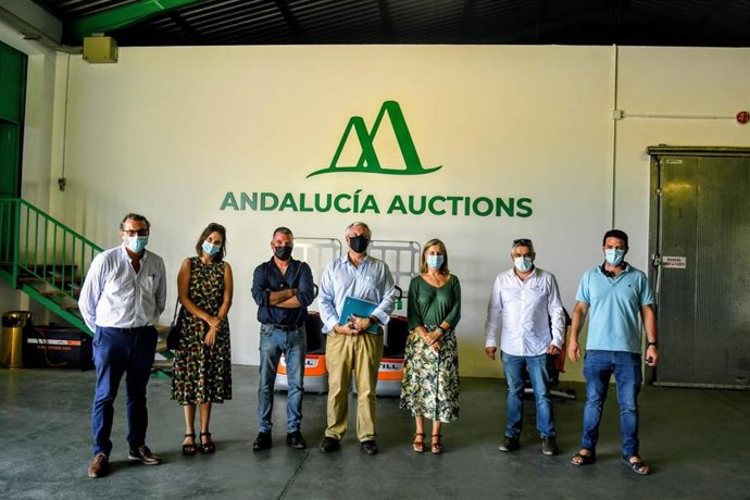La delegada territorial de Agricultura, Ganadería y Pesca de la Junta de Andalucía en Cádiz, Ana Bertón, durante su visita a la empresa 'Andalucía Auctions'.