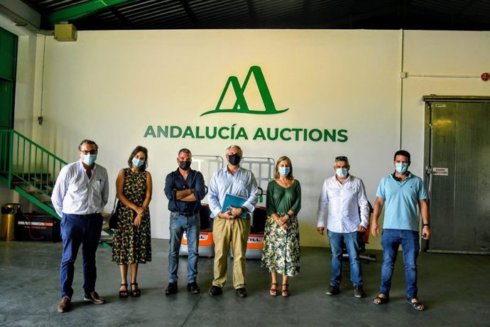 La delegada territorial de Agricultura, Ganadería y Pesca de la Junta de Andalucía en Cádiz, Ana Bertón, durante su visita a la empresa 'Andalucía Auctions'.