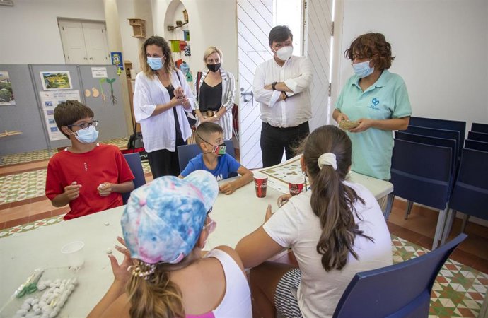 El alcalde visita los campamentos en el Parque Moret.