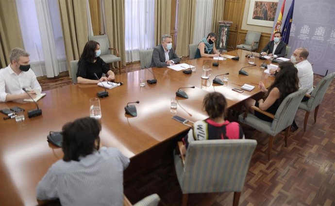 El ministro de Consumo, Alberto Garzón (5i), durante una reunión con asociaciones de respeto al medio ambiente en la sede de su Ministerio, a 22 de julio de 2021, en Madrid (España). El titular de Consumo se reúne este jueves con organizaciones dedicada