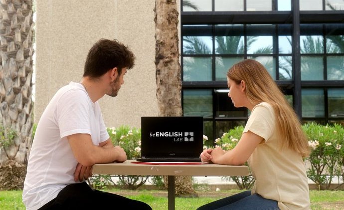 Estudiantes de inglés de la plataforma BeEnglish Lab