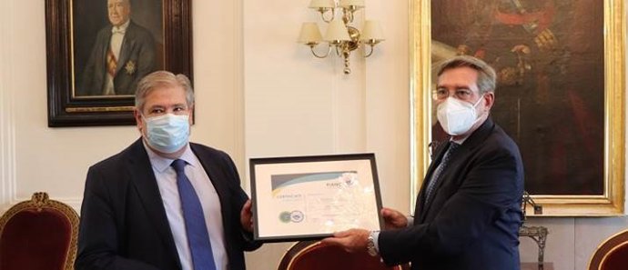 Rafael Carmona recoje el certificado