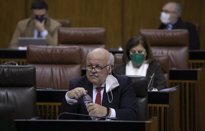 Archivo - El consejero de Salud y Familias, Jesús Aguirre, tras su intervención intervención en la primera jornada del Pleno del Parlamento, que incluye la convalidación o derogación de un decreto ley, el debate del proyecto de Ley de reconocimiento de 