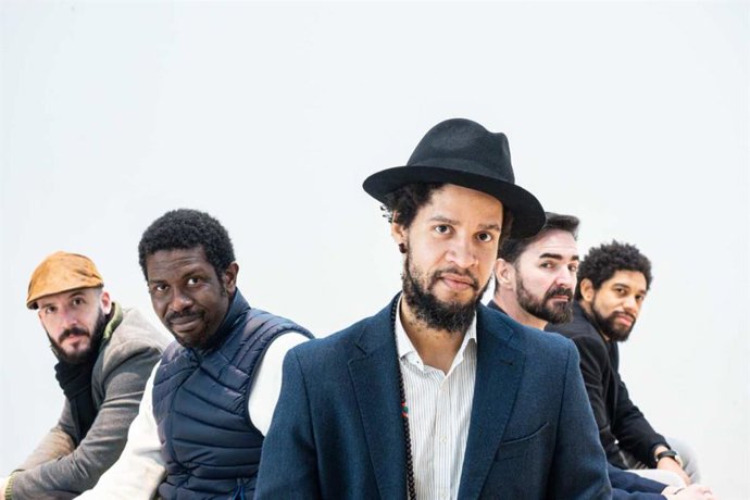 El grupo Nostalgia Cubana llega a la sede onubense de la UNIA.