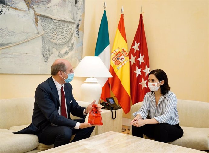 La presidenta regional, Isabel Díaz Ayuso, se reúne con el embajador de Italia.
