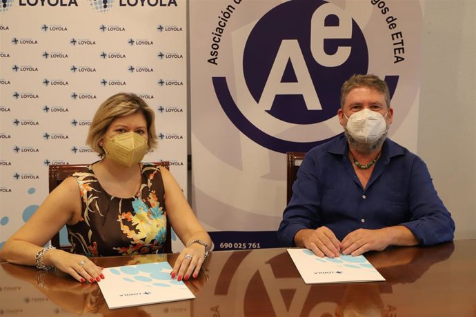 La presidenta de la Asociación de Antiguos Alumnos y Amigos de ETEA, Ana María García, y el vicerrector de investigación de Loyola, Carlos García, durante la firma.