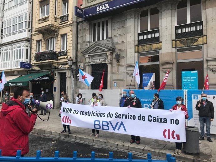 Archivo - Concentración de delegados y delegadas de la CIG ante la sede del BBVA
