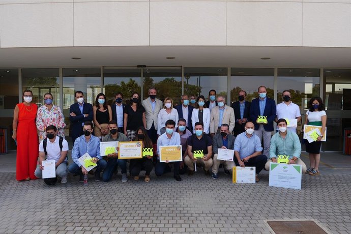 Foto de familia premios Spin Off 2021 de la UMA