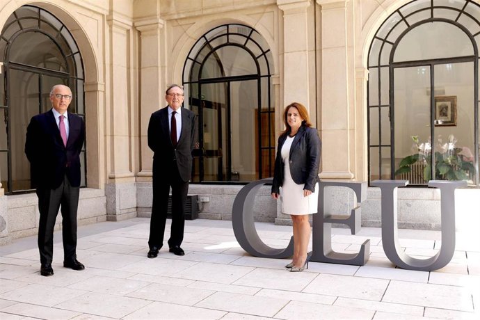 El director general de la Fundación Universitaria San Pablo CEU, Javier Tello; el presidente de Santander Universidades, Matías Rodríguez; y la directora corporativa de Operaciones, Finanzas y Medios de la la Fudación San Pablo CEU, Elena García Rojo