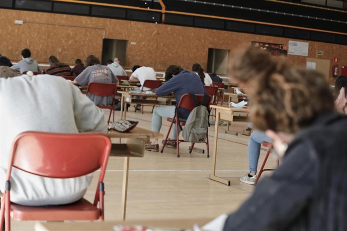 Archivo - Alumnos de Bachillerato del Colegio Virgen de Europa de Boadilla del Monte (Madrid)