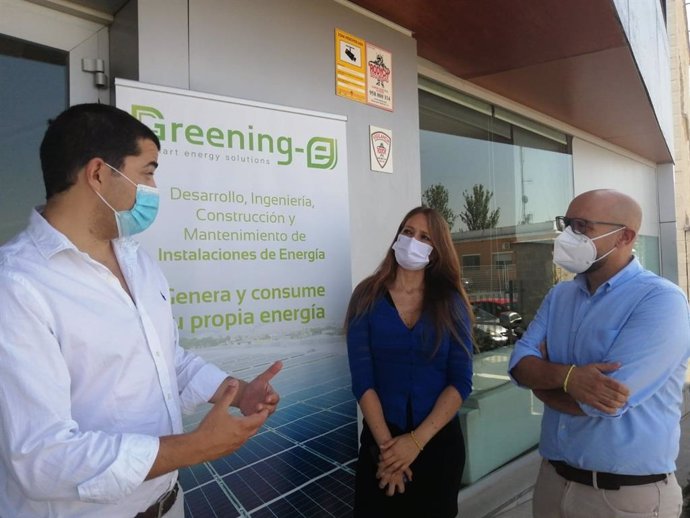 La delegada de Empleo, Formación y Trabajo Autónomo de la Junta en Granada, Virginia Fernández, visita la sede de la empresa Greening-e.