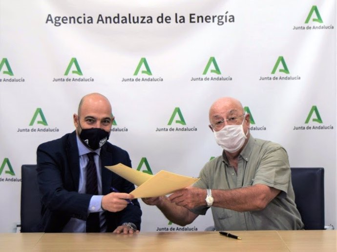 Fotografía del presidente de Feragua, José Manuel Cepeda, y  el director gerente de la Agencia Andaluza de la Energía, Francisco Javier Ramírez, durante la presentación del convenio de colaboración.
