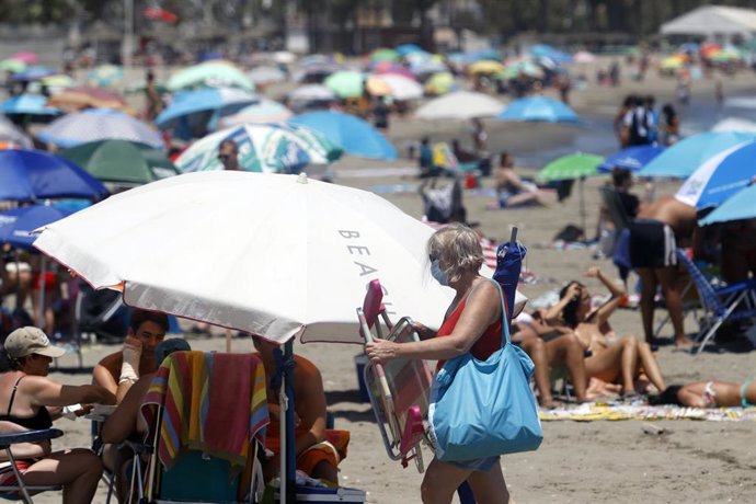 Archivo - Bañistas disfrutan del día en la playa de Málaga