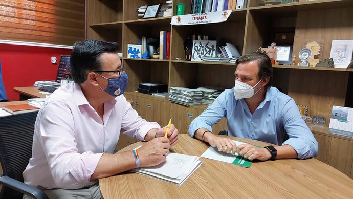 El delegado del Gobierno andaluz en Córdoba, Antonio Repullo (dcha.), y el alcalde de Iznájar, Lope Ruiz.