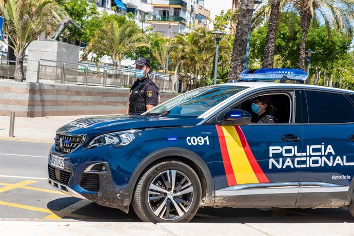 Archivo - Agentes de Policía Nacional en coche