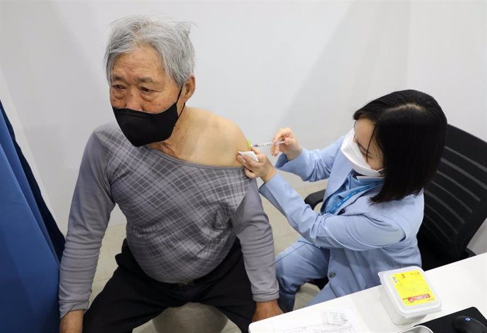 Archivo - 01 April 2021, South Korea, Jeju Island: An elderly citizen receives a dose of the Pfizer-BioNTech coronavirus (COVID-19) vaccine at an inoculation centre on the country's southern Jeju Island.