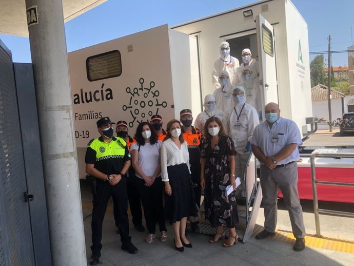 La delegada de Salud y Familias de la Junta, María Jesús Botella (segunda por la dcha.), visita el cribado de Montoro.