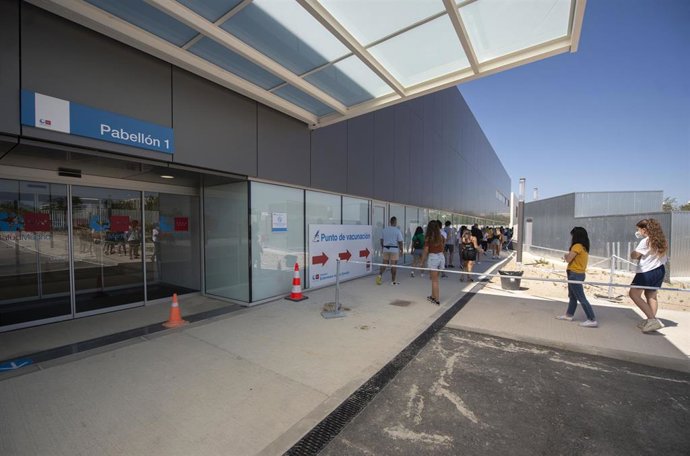 Un grupo de jóvenes esperan para recibir la primera dosis de la vacuna Pfizer en el Hospital Zendal