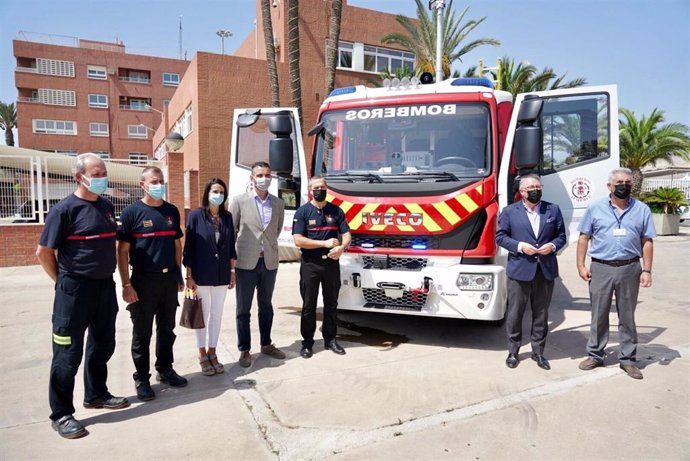 Fernández-Pacheco y Caicedo en el acto de entrega del camión de bomberos