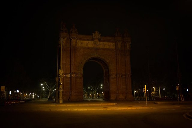 Archivo - Arxiu - Zona de l'Arc de Triomf de Barcelona buida pel toc de queda